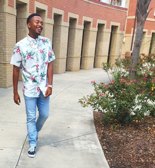 Light wash jeans with a printed Shirt